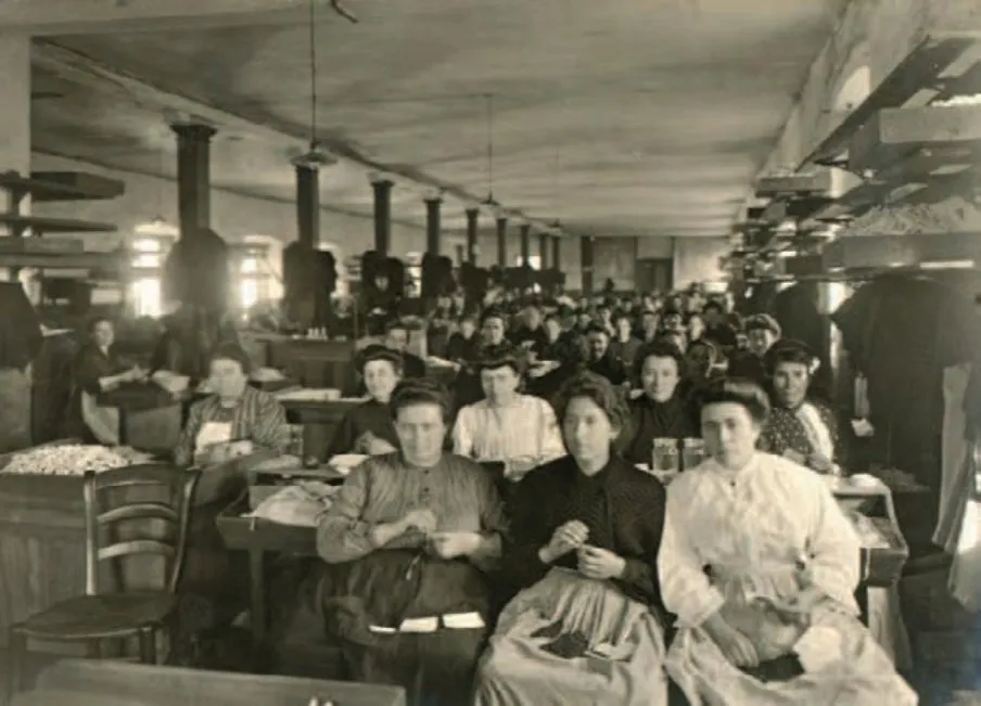 Taller de cigarrillos de la fábrica de tabacos de Gijón. Año 1909