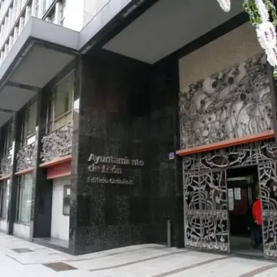 El Ayuntamiento de León acuerda el uso del llionés en los documentos no oficiales