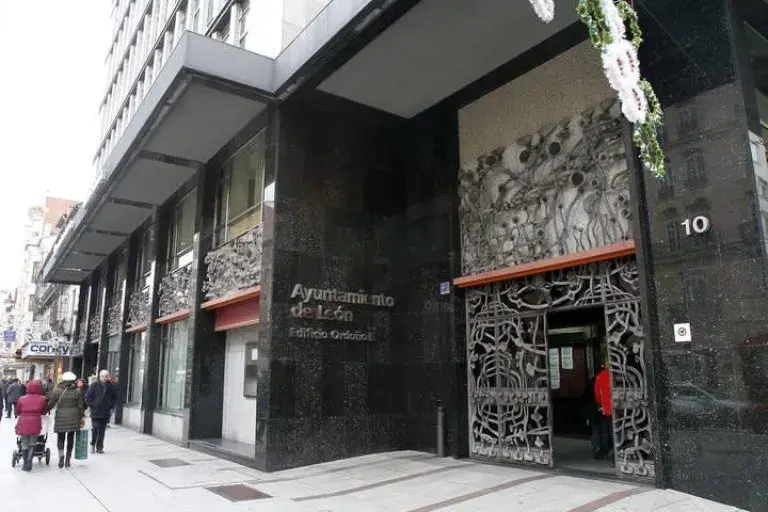 El Ayuntamiento de León acuerda el uso del llionés en los documentos no oficiales