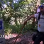Peregrino carga contra el ambiente festivo en el Camino de Santiago
