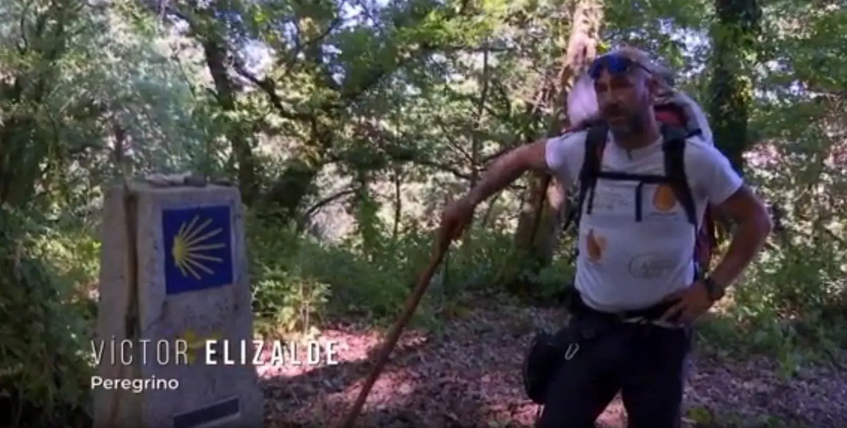 Peregrino carga contra el ambiente festivo en el Camino de Santiago