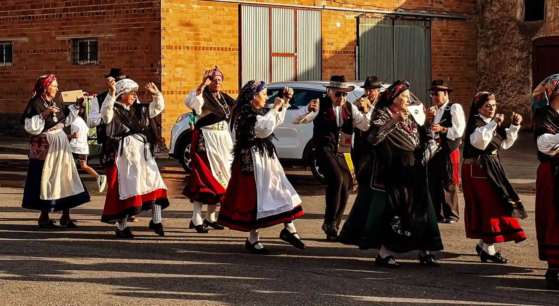 El folclore de Corbillos de los Oteros brilla en las fiestas de San Justo