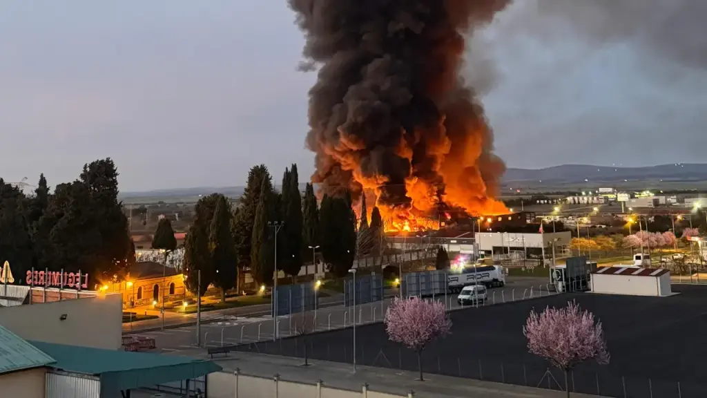 Sin noticias sobre el incendio de residuos plásticos en La Bañeza