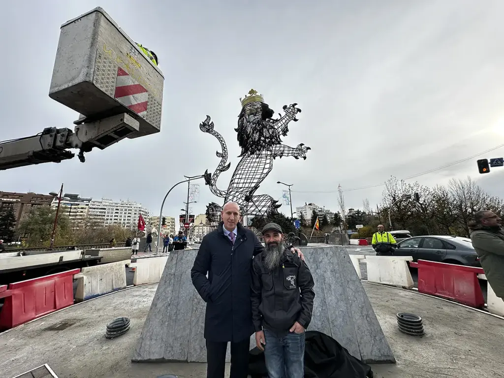 Un león rampante corona la nueva rotonda del Puente de los Leones