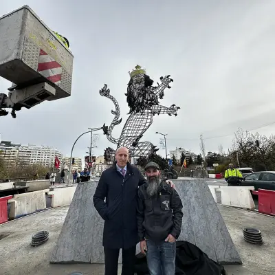 Un león rampante corona la nueva rotonda del Puente de los Leones