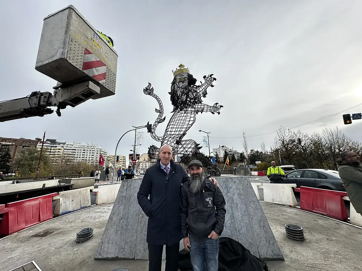 Un león rampante corona la nueva rotonda del Puente de los Leones