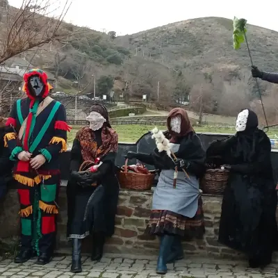 Las mascaradas vuelven a unir los barrios de Rihonor y Río de Onor