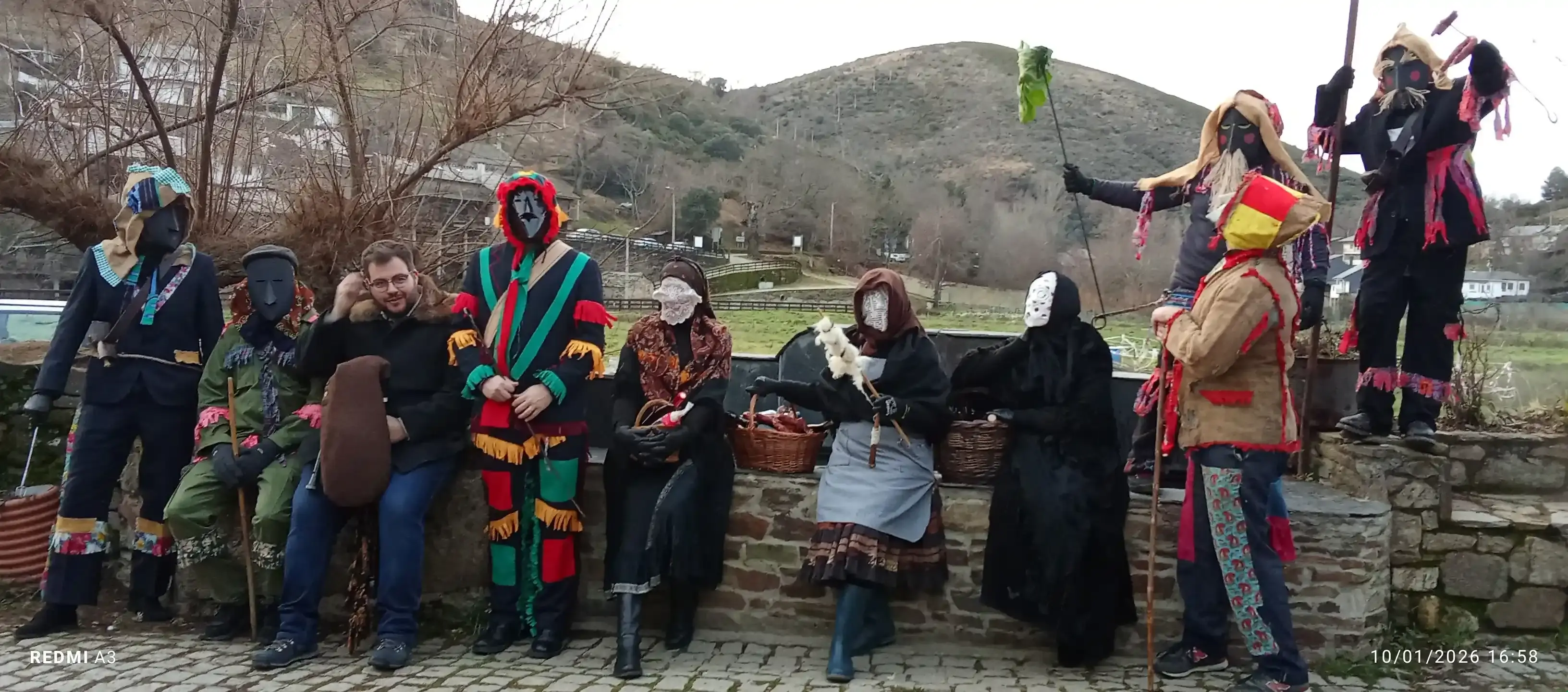 Las mascaradas vuelven a unir los barrios de Rihonor y Río de Onor
