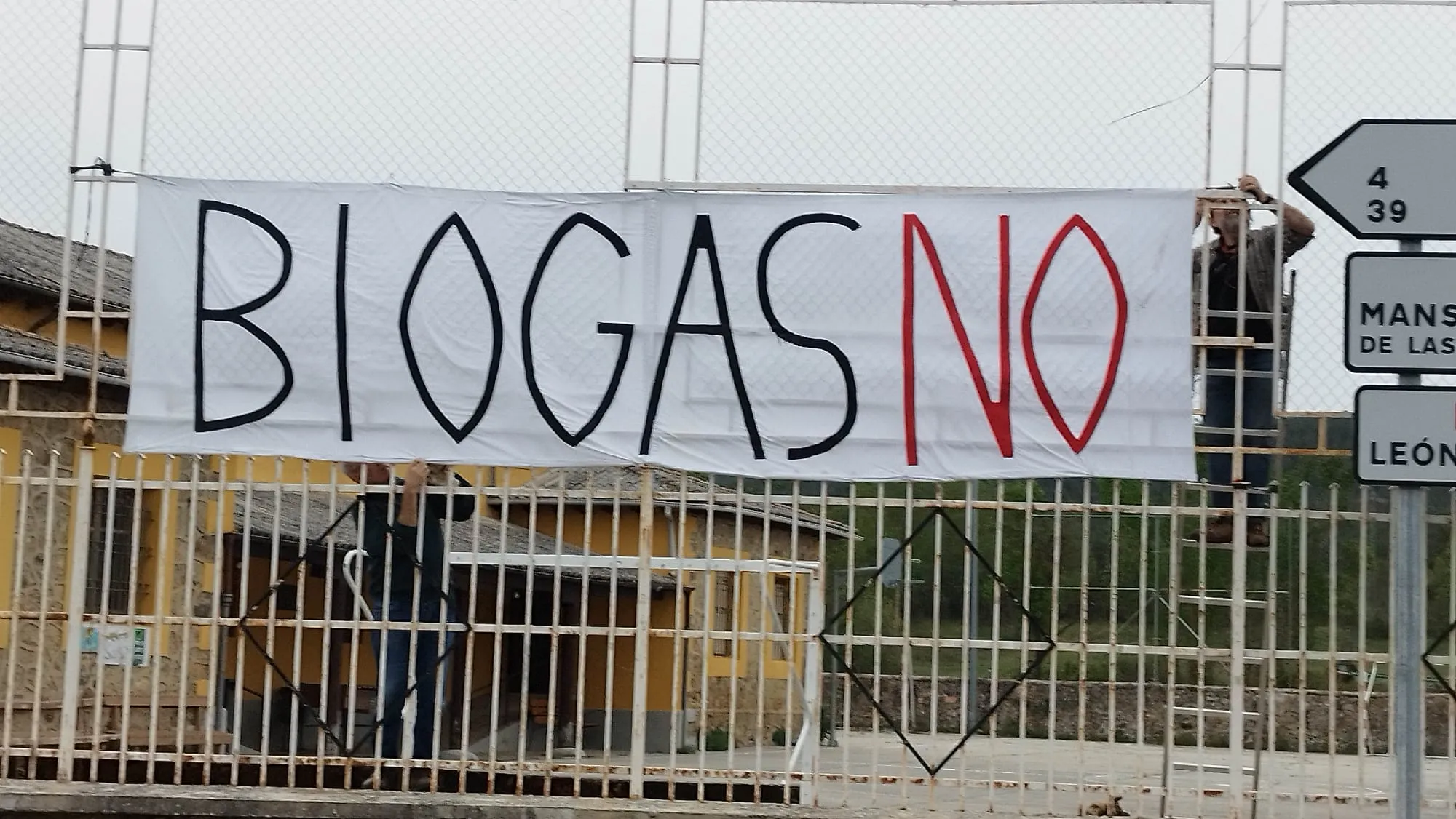 Retirada pancarta contra el biogás ante la presión vecinal