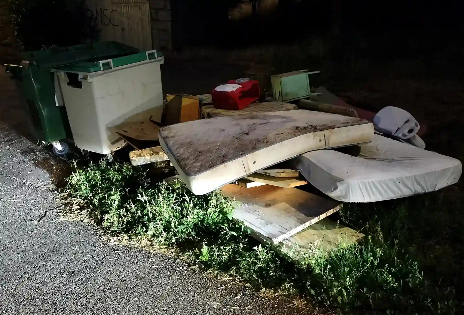 El verano y los residuos peligrosos en los contenedores de Sanabria