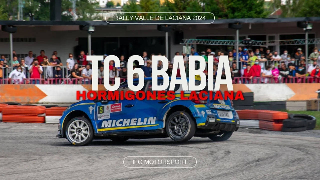 Babia a bordo de un coche de rallye
