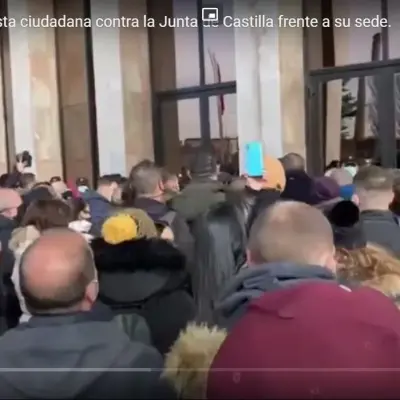 Protesta ciudadana en frente del edificio de la Junta de Castilla y León
