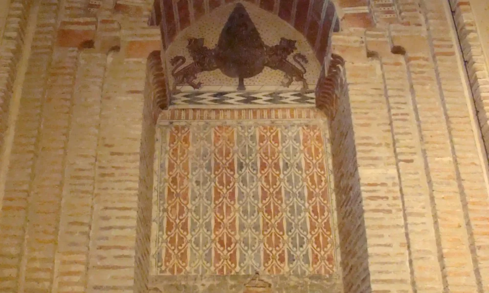 Nave central, pintura al fresco de estilo musulmán mudéjar