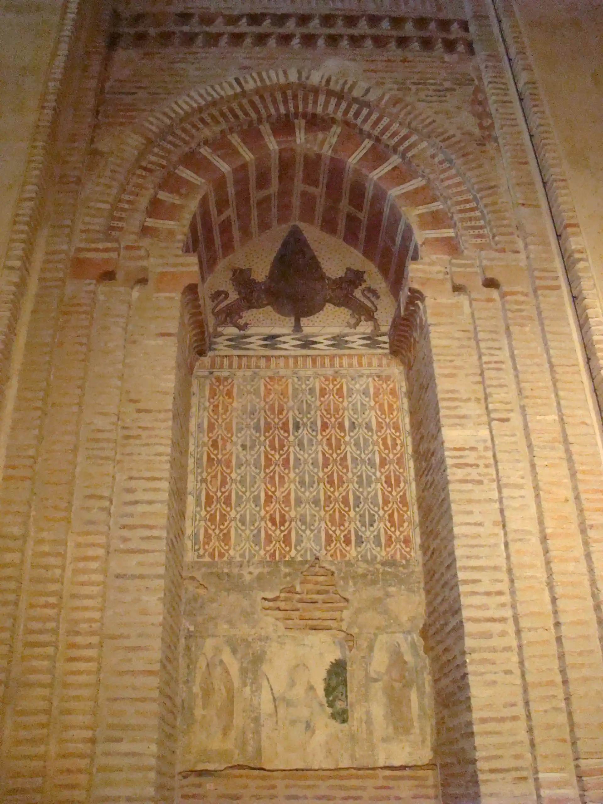 Nave central, pintura al fresco de estilo musulmán mudéjar