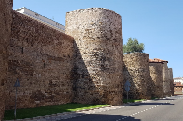 La Muralla de León, el monumento de la controversia
